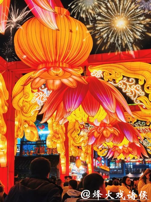 江苏南京：灯彩亮 迎新年